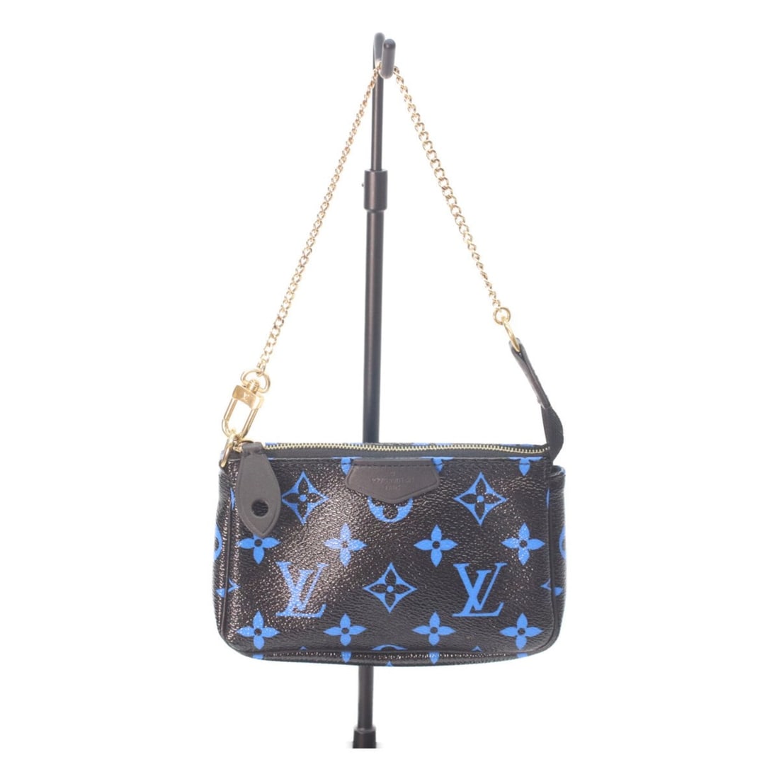 LOUIS VUITTON M67237 Monogram Noir Mini Pochette Accessoires Pouch Black Blue Gold Hardware Women's: --- Catalog ---Category: SizeSize (HxWxD): 10cm x 14.5cm x 3cm / 3.93'' x 5.7'' x 1.18''Category: DesignType: PouchColor: Black, BlueGender: WomenMaterial: Monogram Hardware Color: GoldCategory: Gener