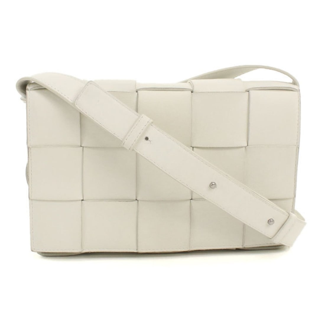 BOTTEGA VENETA Bottega Veneta Crossbody Shoulder Bag 578004 Cassette Maxi Intrecciato Men's White: --- Catalog ---Category: SizeSize (HxWxD): 14.5cm x 22cm x 4.5cm / 5.7'' x 8.66'' x 1.77''Category: DesignType: Shoulder bagColor: WhiteGender: MenMaterial: Leather Hardware Color: SilverLeather/Fur T