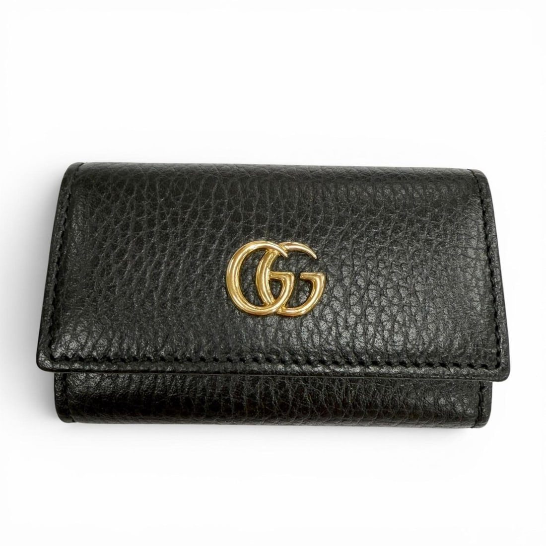 GUCCI 456118 Leather Double G 6-Key Case, Black with Gold Hardware, Made in Italy, Men's/Women's,: --- Catalog ---Category: DesignType: KeycaseColor: BlackGender: Men,WomenMaterial: Leather Category: GeneralMPN: 456118Brand: GucciCountry of Origin: ItalyCategory: Physical PropertiesSize (HxWxD): 6c