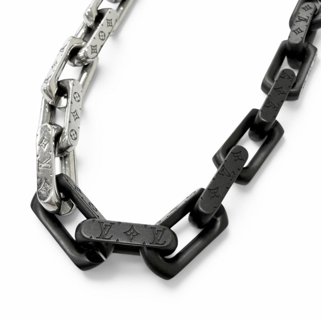 LOUIS VUITTON (Louis Vuitton) 2022 Model M00677 Necklace - Monogram Chain Accessory Collier Silver &: --- Catalog ---Category: SizeNeck Circumference: 53.5 cm / 21.06''Category: DesignColor: Black, SilverGender: MenNecklace Type: NecklaceCategory: GeneralMPN: M00677Brand: Louis VuittonCountry of Origi
