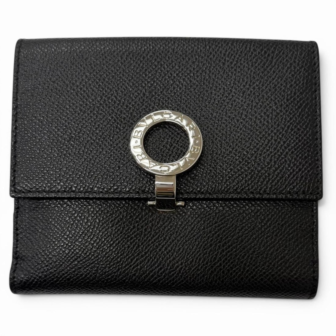 BVLGARI Bulgari Leather Logo Clip Compact Wallet Bi-fold Black Silver Men's with Box: --- Catalog ---Category: SizeSize (HxWxD): 11.5cm x 12.2cm / 4.52'' x 4.8''Category: DesignType: Wallet (bi-fold)Color: Black, SilverGender: MenMaterial: Leather Category: GeneralBrand: Bvlgari--- Ite