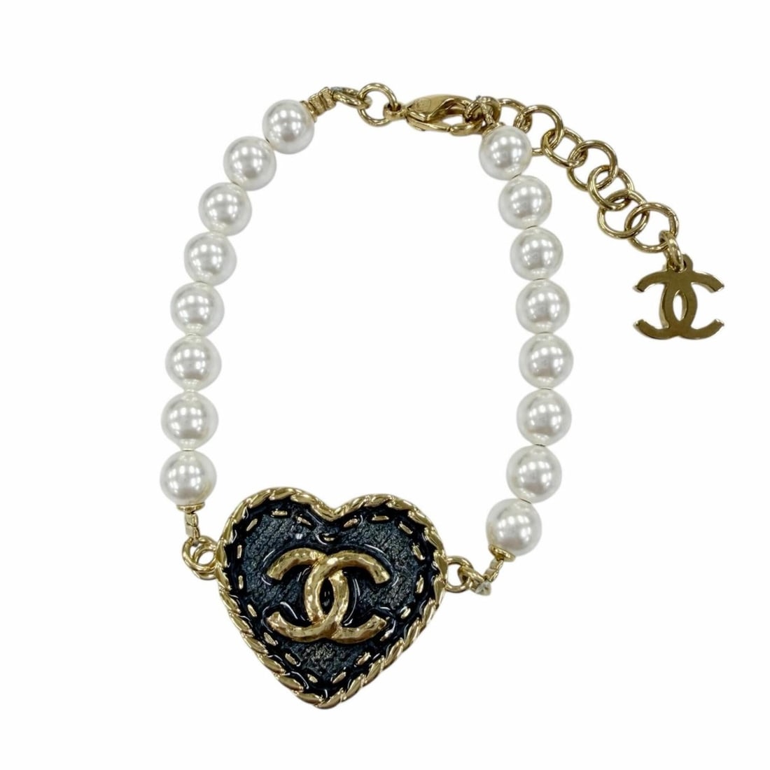 CHANEL (2024 model) I24P Coco Mark Heart Faux Pearl Denim Design Bracelet, Gold, Made in Italy,: --- Catalog ---Category: SizeLength: 16cm - 18.5cm / 6.29'' - 7.28''Category: DesignType: Charm braceletColor: GoldGender: WomenCategory: GeneralMPN: I24PBrand: ChanelCountry of Origin: Italy--- Item 
