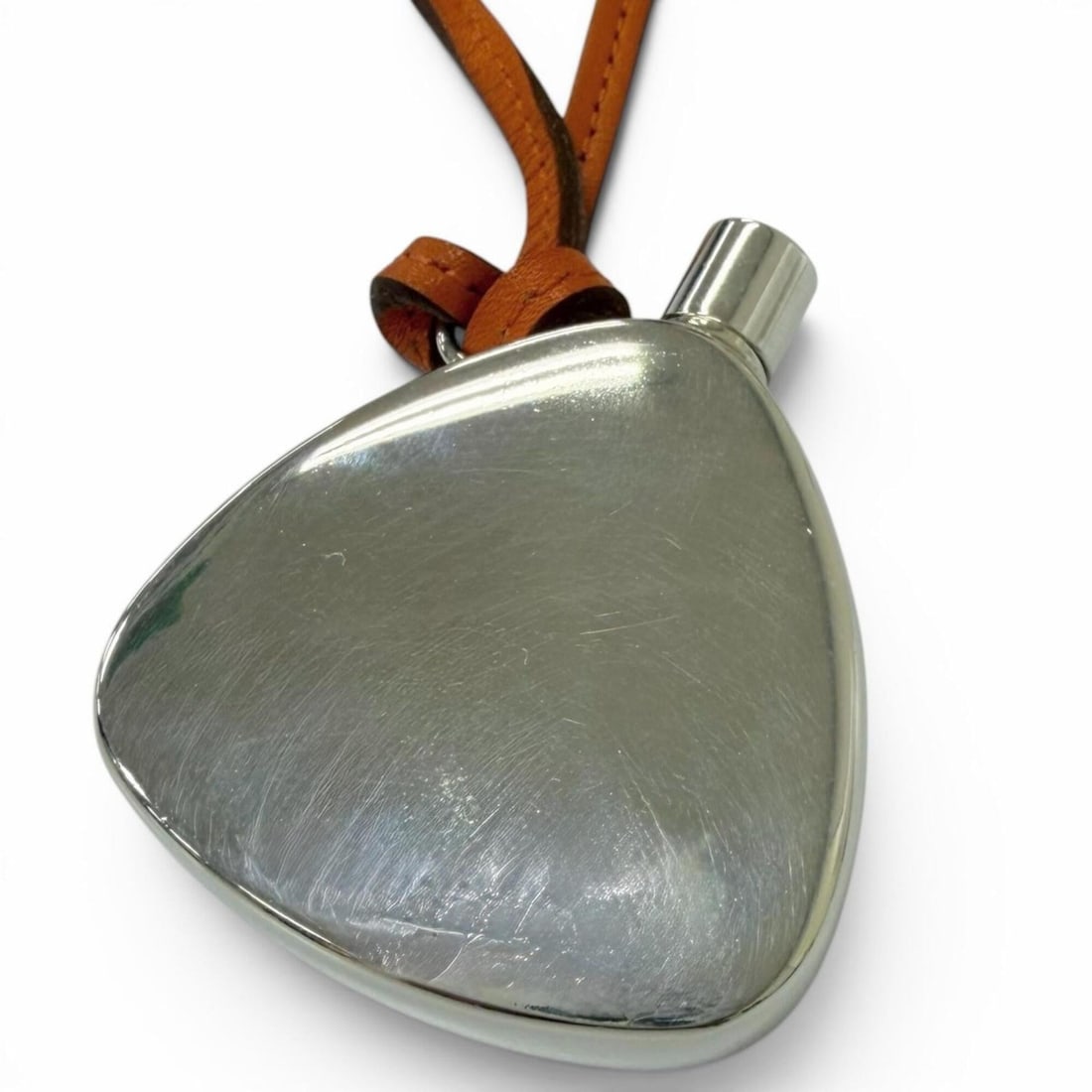 HERMES SV925 Leather Strap Perfume Bottle Atomizer Necklace, Silver Orange, Total Weight 33.9g,: --- Catalog ---Category: SizePendant Size: 50mm x 43mm / 1.96'' x 1.69''Neck Circumference: 43 cm / 16.92''Category: DesignColor: Orange, SilverGender: MenMaterial: Leather, Silver 925Necklace Type: N