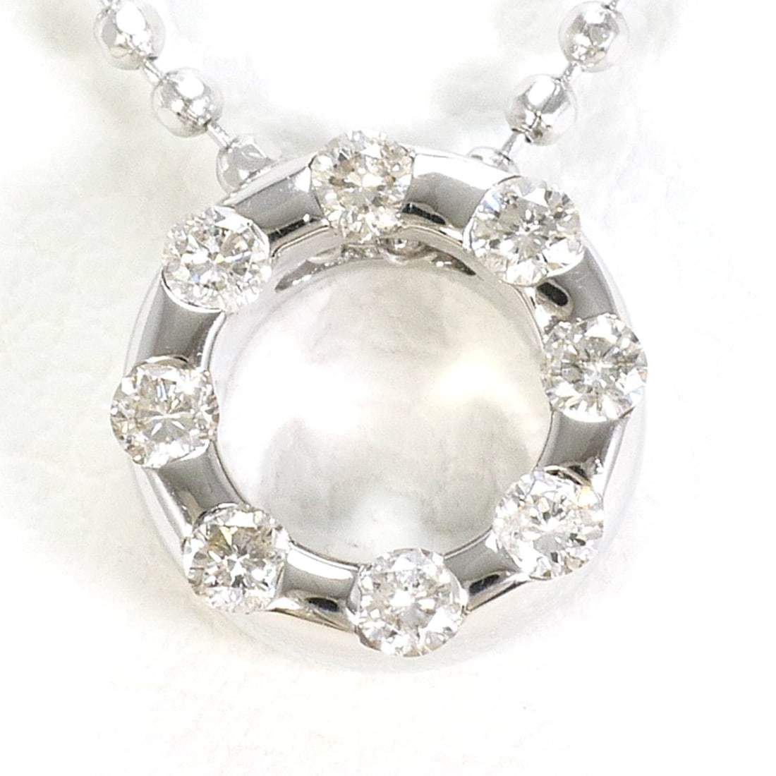 18K (18-karat white gold) necklace with a 0.11 ct diamond, total weight 2.7g, 40cm length. Jewelry.: --- Catalog ---Category: SizeWeight: 2.7g / 0.09oz.Pendant Size: 7mm x 7mm / 0.27'' x 0.27''Neck Circumference: 40 cm / 15.74''Category: DesignColor: White goldMetal: White GoldStone: DiamondGender: W
