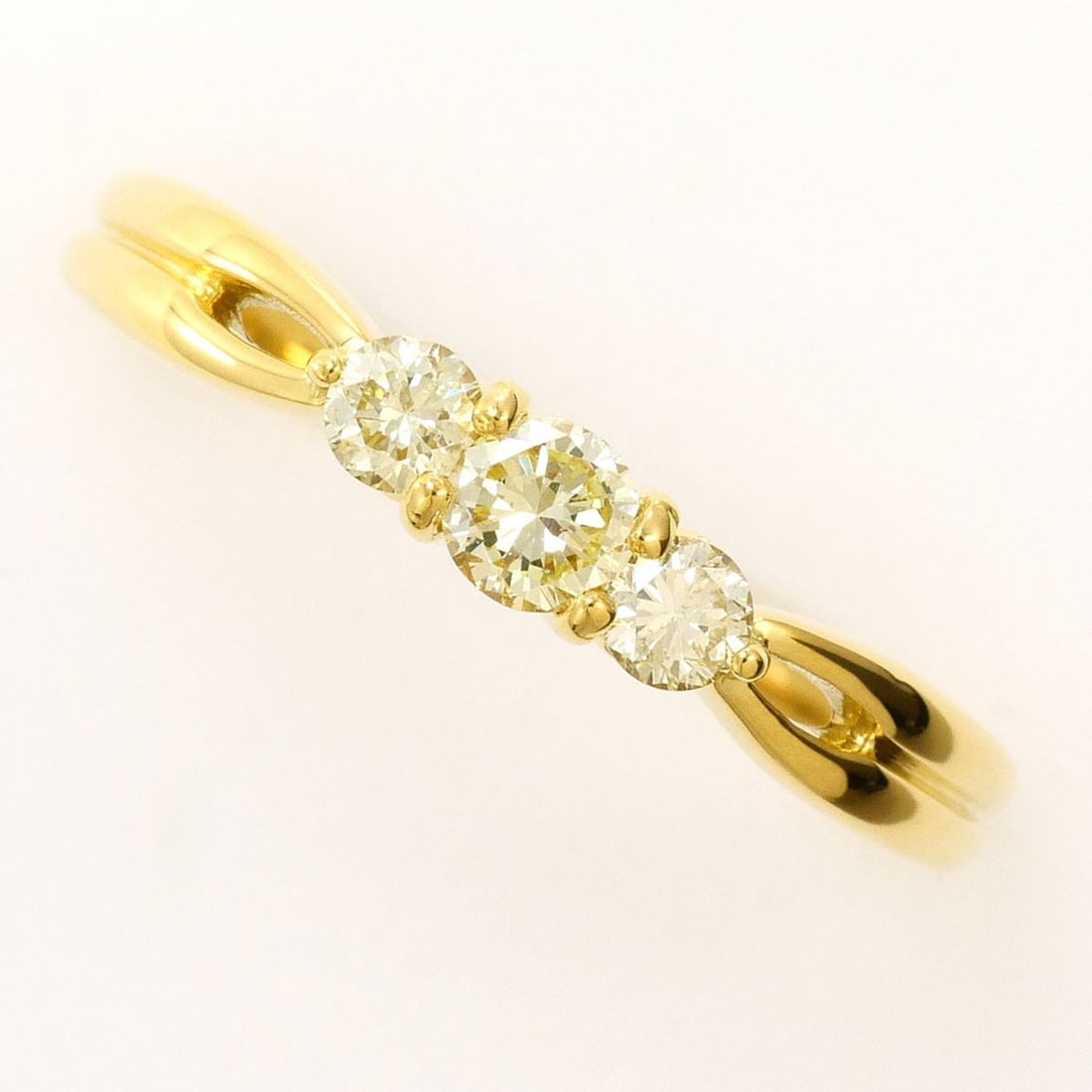 18K (18-karat) Yellow Gold Ring with Diamond (0.36ct), Total Weight 2.9g, Jewelry: --- Catalog ---Category: SizeWidth: 4mm / 0.16''Weight: 2.9g / 0.1oz.JP Size: 16US Size: 8Category: DesignType: Band ringColor: Yellow, Yellow goldMetal: GoldStone: DiamondGender: WomenMaterial: Yello