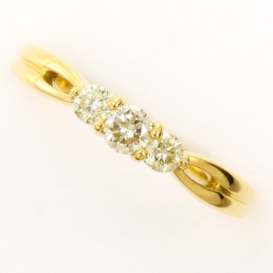 18K (18-karat) Yellow Gold Ring with Diamond (0.36ct), Total Weight 2.9g, Jewelry: --- Catalog ---Category: SizeWidth: 4mm / 0.16''Weight: 2.9g / 0.1oz.JP Size: 16US Size: 8Category: DesignType: Band ringColor: Yellow goldMetal: GoldStone: DiamondGender: WomenMaterial: Yellow gold (
