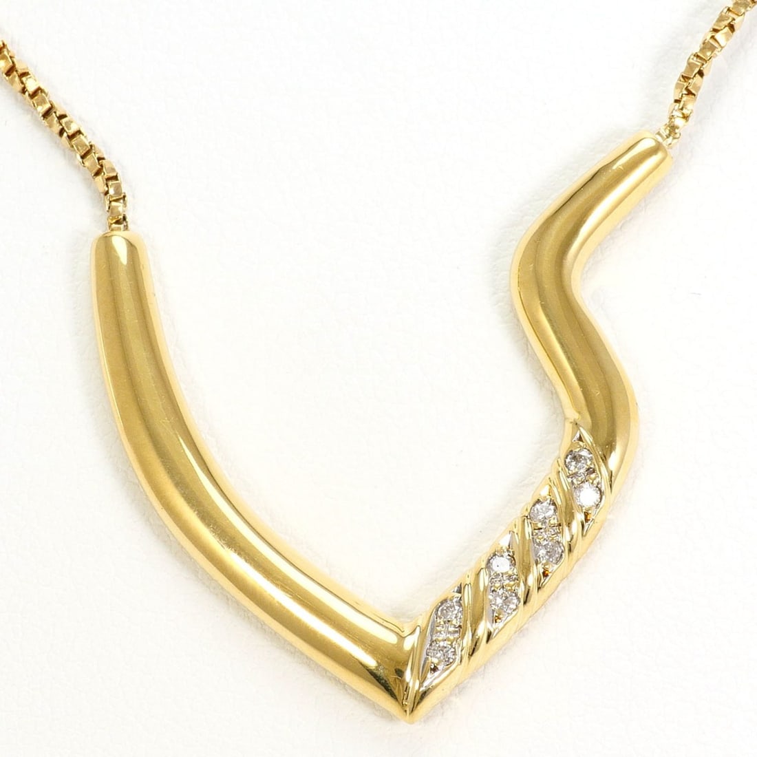 18K (18-karat) Yellow Gold Necklace with 0.09ct Diamond, Total Weight 9.8g, 54cm, Jewelry: --- Catalog ---Category: SizeWeight: 9.8g / 0.34oz.Pendant Size: 30mm x 30mm / 1.18'' x 1.18''Neck Circumference: 54 cm / 21.25''Category: DesignColor: Yellow goldMetal: GoldStone: DiamondGender: Wome