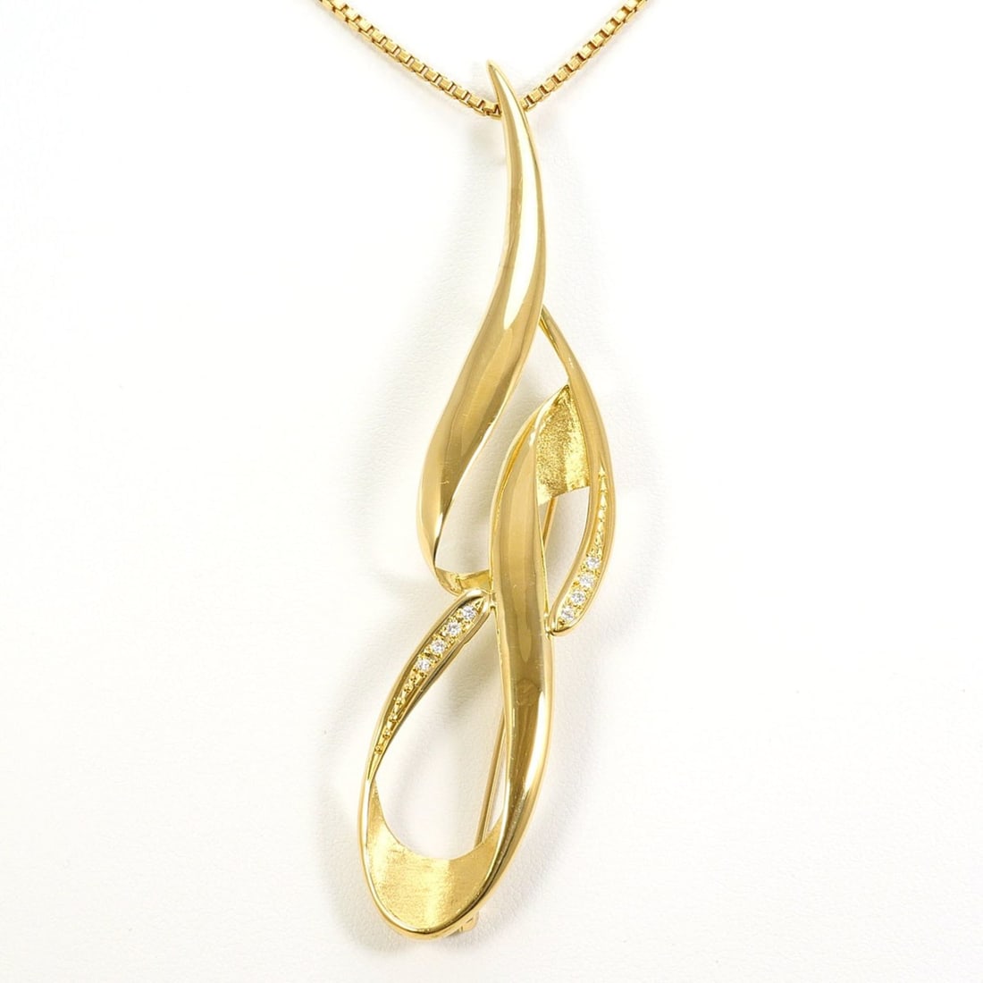 18K Yellow Gold Necklace Brooch with 0.07ct Diamond, Certificate of Authenticity, Approx. 42cm,: --- Catalog ---Category: SizeWeight: 14.4g / 0.5oz.Pendant Size: 24mm x 87mm / 0.94'' x 3.42''Neck Circumference: 42 cm / 16.53''Category: DesignColor: Yellow goldMetal: GoldStone: DiamondGender: Wome
