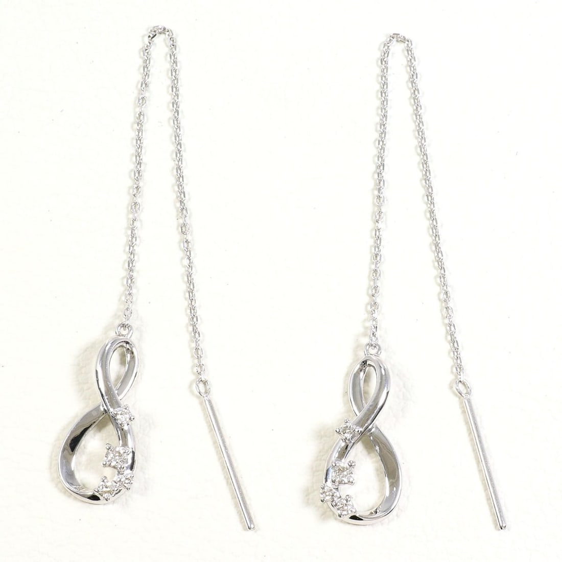 18K (18-karat white gold) earrings with diamonds (carat mark not specified), total weight 1.2g,: --- Catalog ---Category: SizeWeight: 1.2g / 0.04oz.Category: DesignType: Chain earringsColor: White goldMetal: White GoldStone: DiamondGender: WomenMaterial: White gold (18K)Metal Purity: 18KCategory: