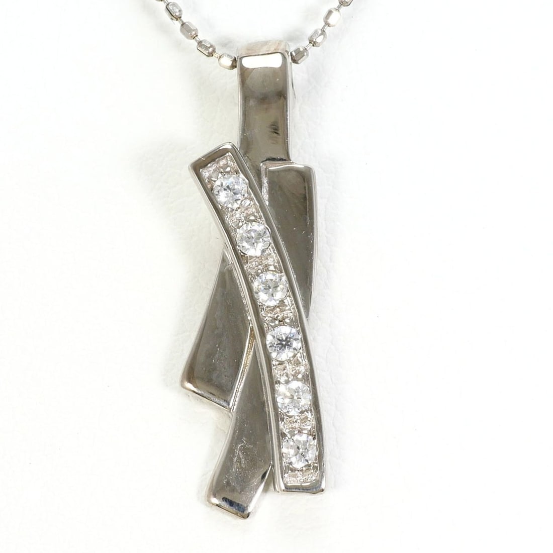 18K (18-karat white gold) necklace with cubic zirconia, total weight 3.2g, 40cm length, jewelry.: --- Catalog ---Category: SizeWeight: 3.2g / 0.11oz.Pendant Size: 25mm x 9mm / 0.98'' x 0.35''Neck Circumference: 40 cm / 15.74''Category: DesignColor: White goldMetal: White GoldGender: WomenMaterial: