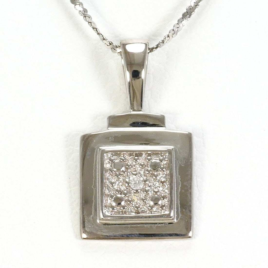 18K (18-karat white gold) necklace with diamond (carat mark not specified), total weight 1.8g, 40cm: --- Catalog ---Category: SizeWeight: 1.8g / 0.06oz.Pendant Size: 15mm x 8mm / 0.59'' x 0.31''Neck Circumference: 40 cm / 15.74''Category: DesignColor: White goldMetal: White GoldStone: DiamondGender: 