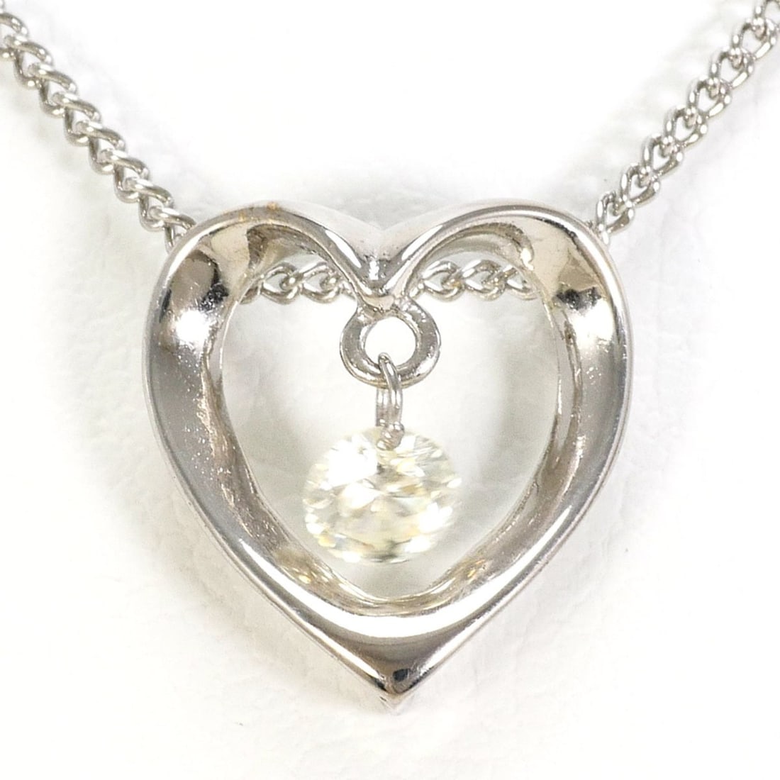 18K (18-karat white gold) necklace with 0.10ct diamond, total weight 2.5g, 40cm length, jewelry.: --- Catalog ---Category: SizeWeight: 2.5g / 0.08oz.Pendant Size: 10mm x 10mm / 0.39'' x 0.39''Neck Circumference: 40 cm / 15.74''Category: DesignColor: White goldMetal: White GoldStone: DiamondGender: