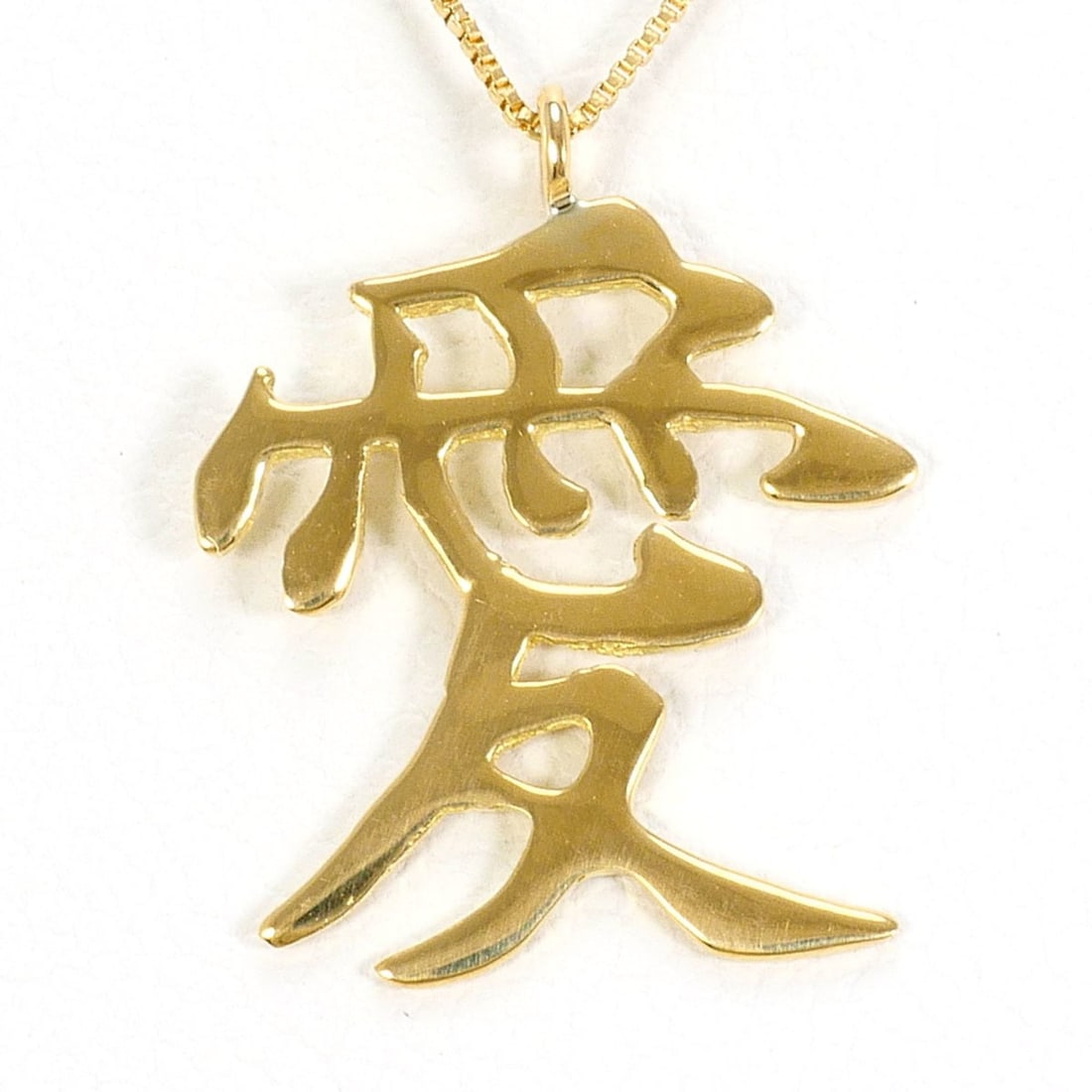 18K (18-karat) Yellow Gold Necklace, Total Weight 1.2g, 41cm, Jewelry: --- Catalog ---Category: SizeWeight: 1.2g / 0.04oz.Pendant Size: 17mm x 13mm / 0.66'' x 0.51''Neck Circumference: 41 cm / 16.14''Category: DesignColor: Yellow goldMetal: GoldGender: WomenMaterial: Yel