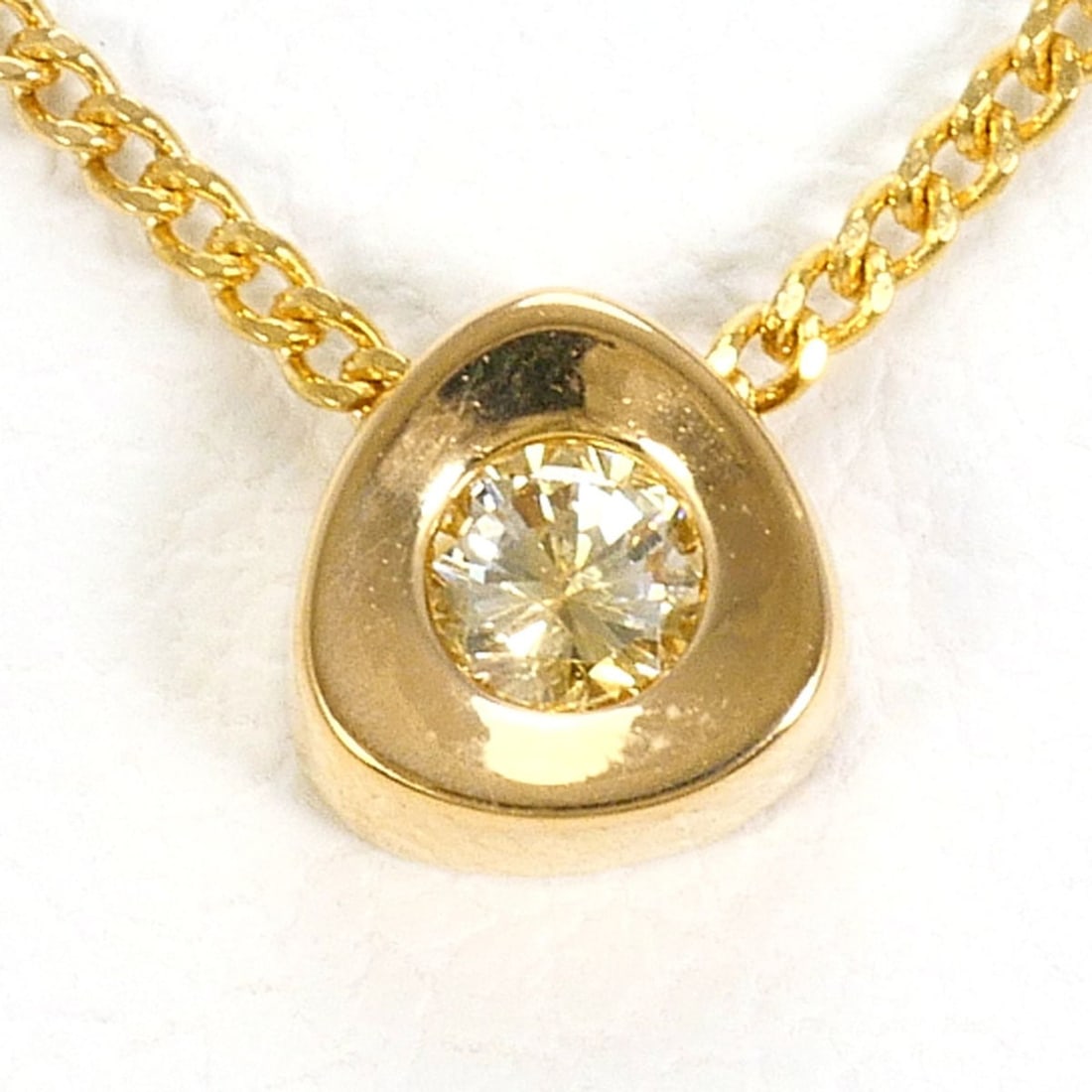 18K (18-karat) Yellow Gold Necklace with 0.07ct Diamond, Total Weight 1.8g, 40cm Length, Jewelry: --- Catalog ---Category: SizeWeight: 1.8g / 0.06oz.Pendant Size: 5mm x 5mm / 0.19'' x 0.19''Neck Circumference: 40 cm / 15.74''Category: DesignColor: Yellow goldMetal: GoldStone: DiamondGender: WomenM