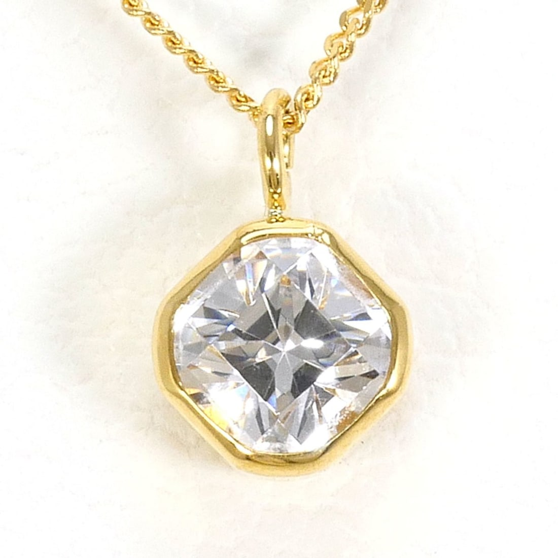 18K (18-karat) Yellow Gold Necklace with Zirconia, Total Weight 0.8g, 40cm Length, Jewelry: --- Catalog ---Category: SizeWeight: 0.8g / 0.02oz.Pendant Size: 6mm x 4mm / 0.23'' x 0.15''Neck Circumference: 40 cm / 15.74''Category: DesignColor: Yellow goldMetal: GoldGender: WomenMaterial: Yello