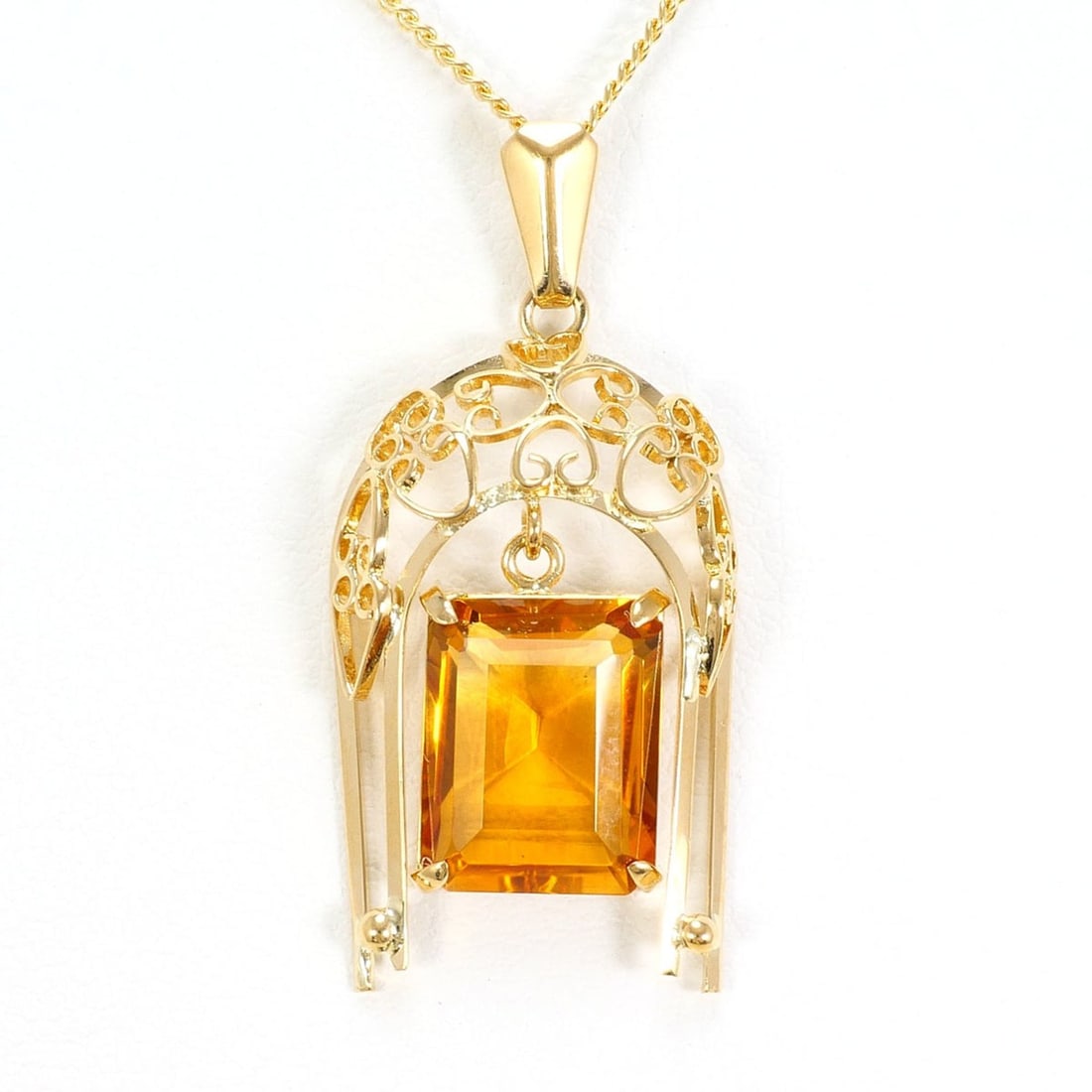 18K (18-karat) Yellow Gold Necklace with Citrine, Total Weight 3.5g, 45cm, Jewelry: --- Catalog ---Category: SizeWeight: 3.5g / 0.12oz.Pendant Size: 30mm x 14mm / 1.18'' x 0.55''Neck Circumference: 45 cm / 17.71''Category: DesignColor: Yellow goldMetal: GoldStone: CitrineGender: Wome