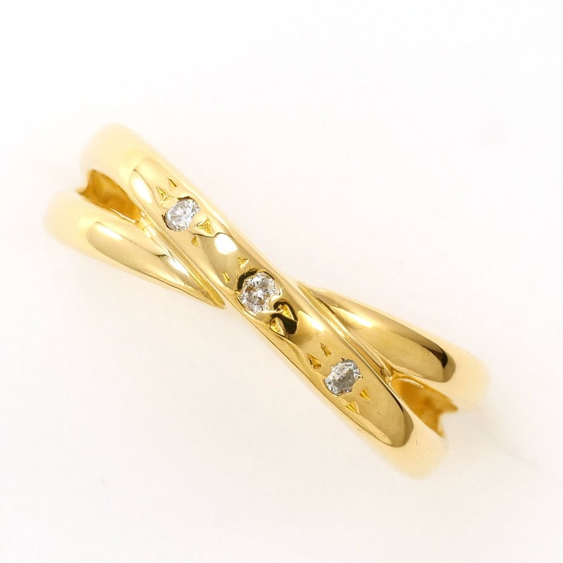 18K (18-karat) yellow gold ring with diamond (carat mark not specified), total weight 1.3g, jewelry.: --- Catalog ---Category: SizeWidth: 5mm / 0.2''Weight: 1.3g / 0.04oz.JP Size: 5US Size: 3.5Category: DesignType: Band ringColor: Yellow goldMetal: GoldStone: DiamondGender: WomenMaterial: Yellow gold 