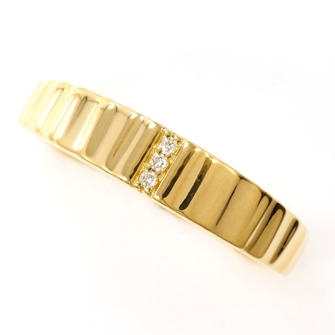 18K (18-karat) yellow gold ring with diamond (carat mark not specified), total weight 2.3g, jewelry.: --- Catalog ---Category: SizeWidth: 4mm / 0.16''Weight: 2.3g / 0.08oz.JP Size: 11.5US Size: 6Category: DesignType: Band ringColor: Yellow goldMetal: GoldStone: DiamondGender: WomenMaterial: Yellow gol