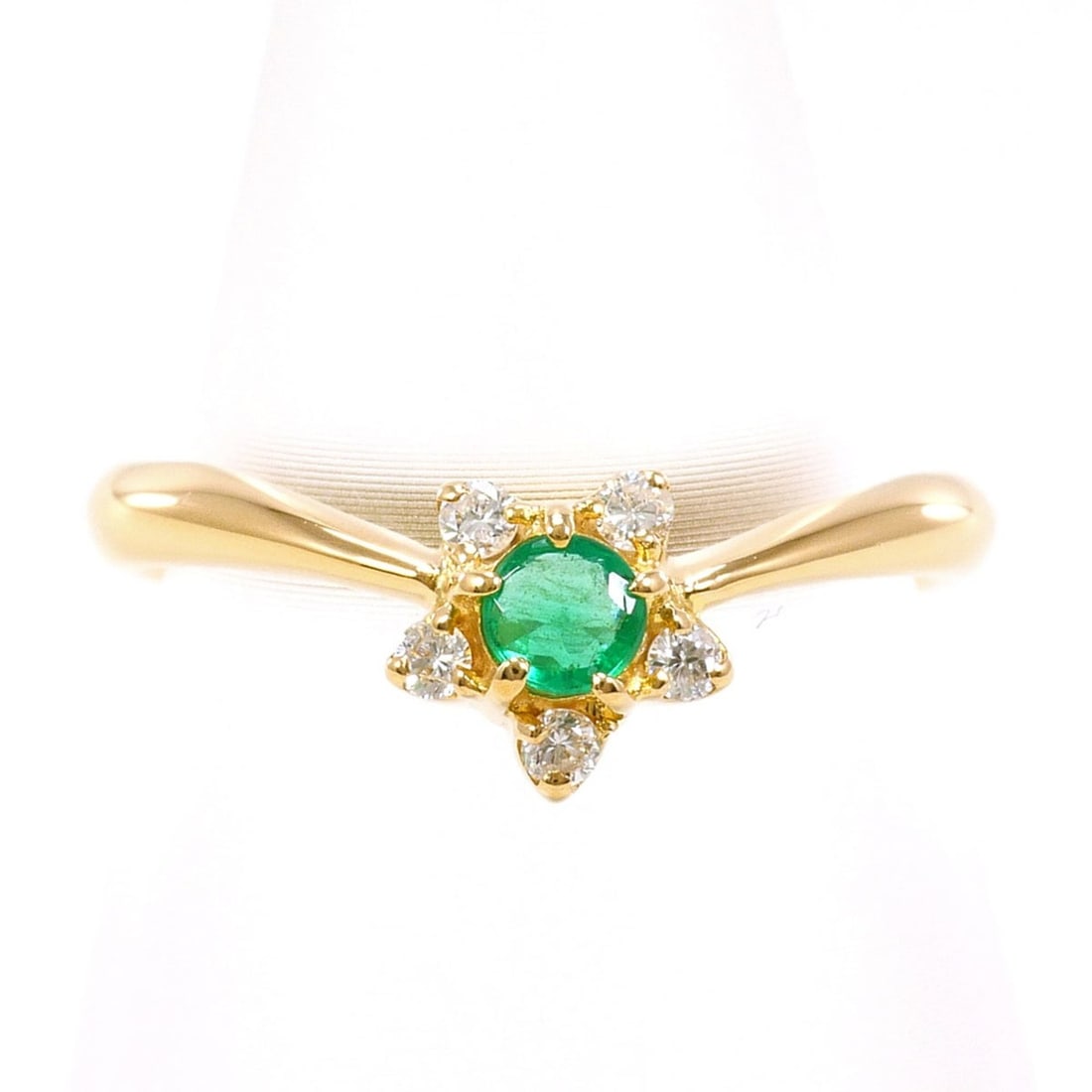 18K (18-karat) Yellow Gold Ring with Emerald and Diamond (carat weight not stamped). Total weight:: --- Catalog ---Category: SizeWidth: 6mm / 0.24''Weight: 2g / 0.07oz.JP Size: 7US Size: 4Category: DesignType: Band ringColor: Yellow goldMetal: GoldStone: Diamond, EmeraldGender: WomenMaterial: Yellow