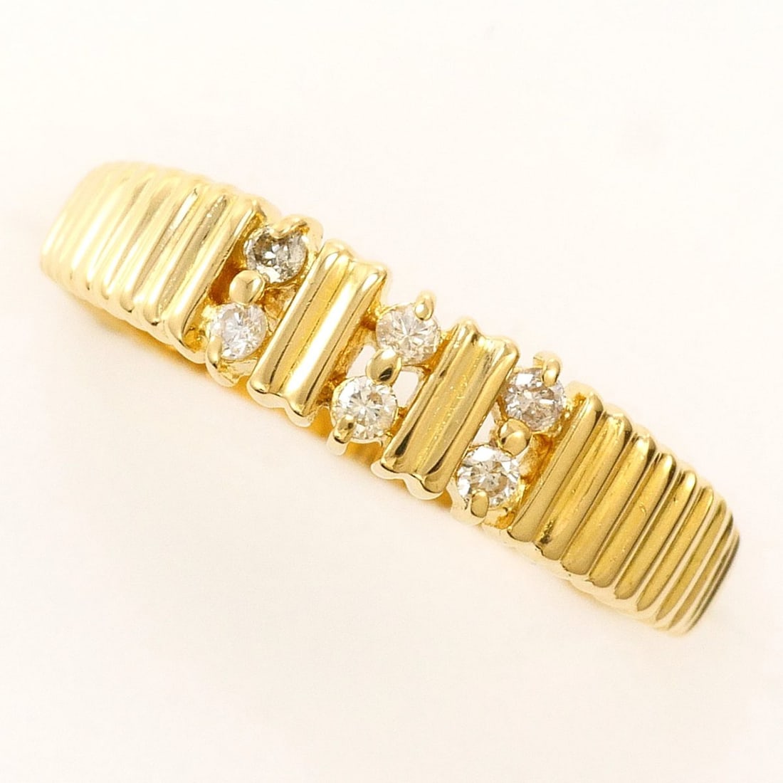 18K (18-karat) yellow gold ring with diamond (carat weight not stamped), total 1.9g, jewelry.: --- Catalog ---Category: SizeWidth: 4mm / 0.16''Weight: 1.9g / 0.06oz.JP Size: 10US Size: 5.5Category: DesignType: Band ringColor: Yellow goldMetal: GoldStone: DiamondGender: WomenMaterial: Yellow gol