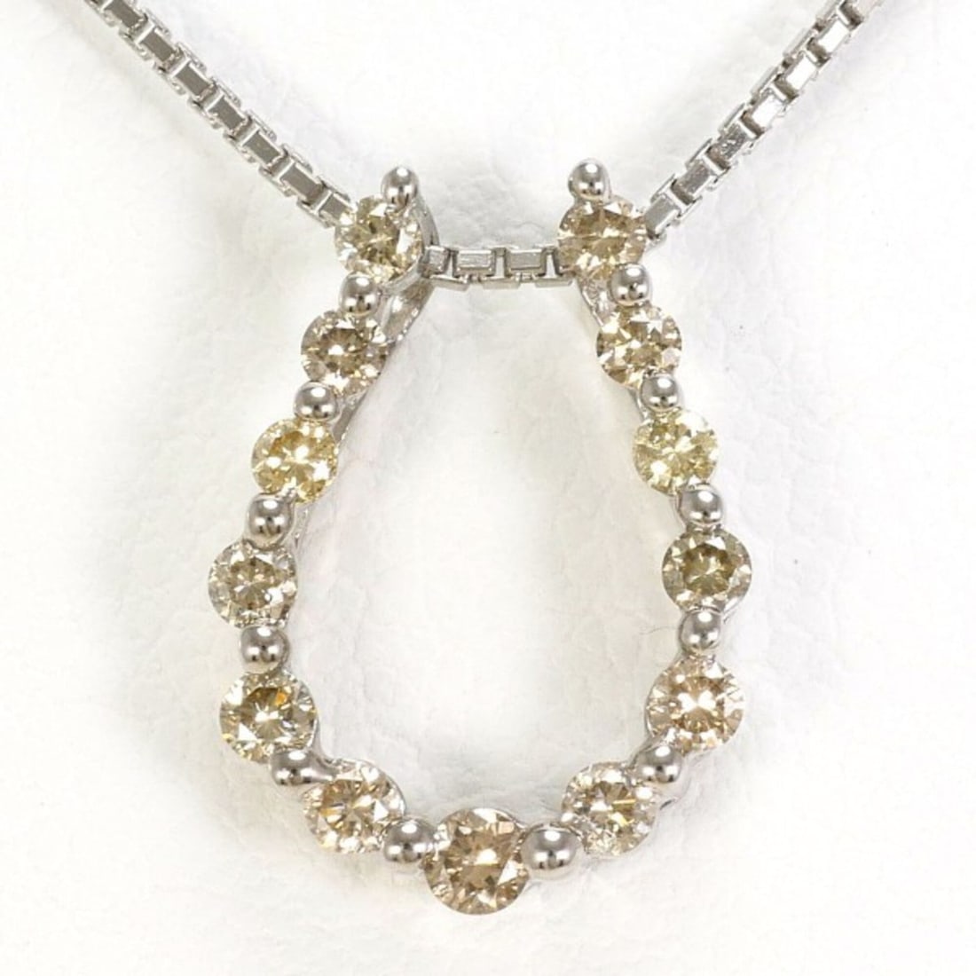 18K (18-karat white gold) necklace with brown diamond (0.20 carat), total weight approximately 2.4g,: --- Catalog ---Category: SizeWeight: 2.4g / 0.08oz.Pendant Size: 13mm x 10mm / 0.51'' x 0.39''Neck Circumference: 40 cm / 15.74''Category: DesignColor: White goldMetal: White GoldStone: DiamondGender: