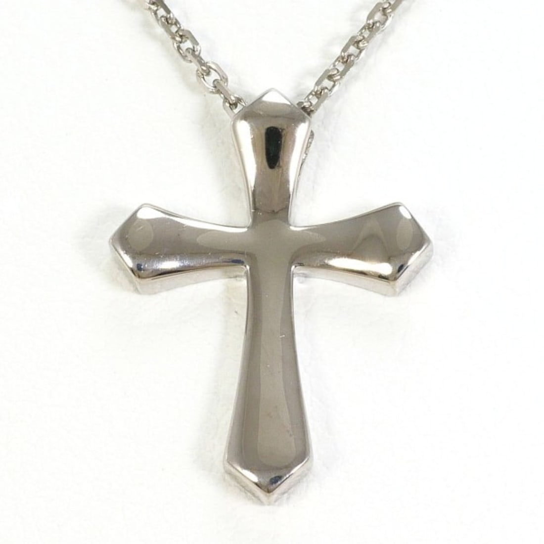 18K (18-karat white gold) necklace, total weight approximately 3.8g, 45cm, jewelry.: --- Catalog ---Category: SizeWeight: 3.8g / 0.13oz.Pendant Size: 18mm x 13mm / 0.7'' x 0.51''Neck Circumference: 45 cm / 17.71''Category: DesignColor: White goldMetal: White GoldGender: WomenMaterial: