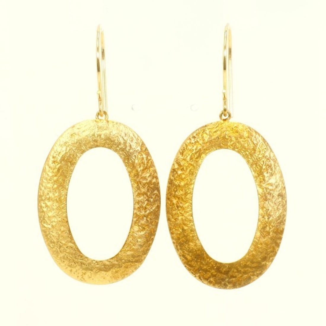 18K (18-karat) Yellow Gold Earrings, Total Weight Approx. 1.1g, Jewelry: --- Catalog ---Category: SizeWeight: 1.1g / 0.03oz.Category: DesignType: Drop earringsColor: Yellow goldMetal: GoldGender: WomenMaterial: Yellow gold (18K)Metal Purity: 18KCategory: GeneralBrand: Unbr