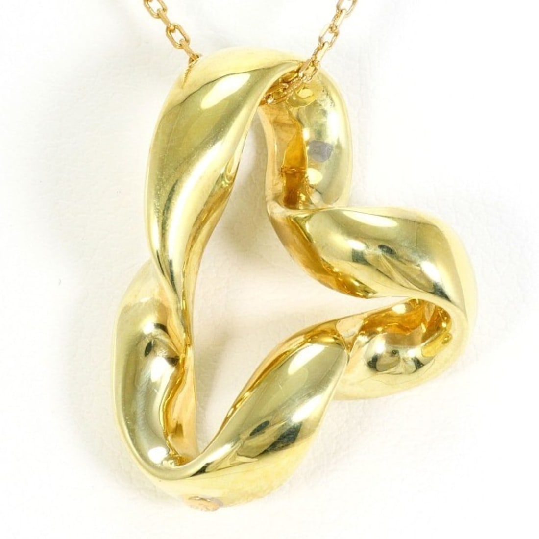 18K (18-karat) Yellow Gold (YG) Pink Necklace, Total Weight Approx. 2.8g, 41cm, Jewelry: --- Catalog ---Category: SizeWeight: 2.8g / 0.09oz.Pendant Size: 25mm x 18mm / 0.98'' x 0.7''Neck Circumference: 41 cm / 16.14''Category: DesignColor: Pink gold, Yellow goldMetal: GoldGender: WomenMat