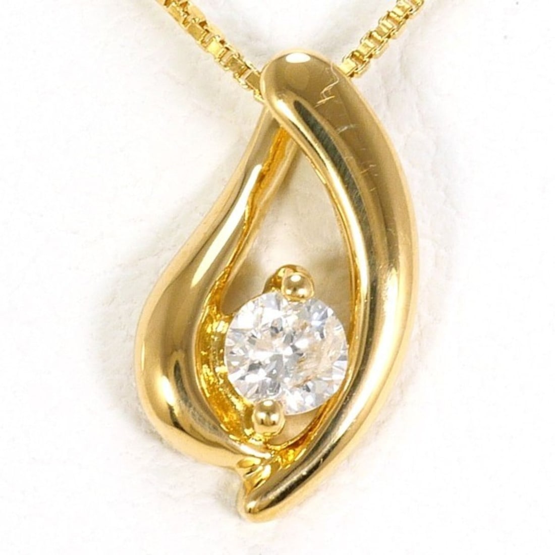 18K (18-karat) Yellow Gold Necklace with 0.07ct Diamond, Total Weight Approx. 1.4g, 40cm, Jewelry: --- Catalog ---Category: SizeWeight: 1.4g / 0.04oz.Pendant Size: 10mm x 5mm / 0.39'' x 0.19''Neck Circumference: 40 cm / 15.74''Category: DesignColor: Yellow goldMetal: GoldStone: DiamondGender: