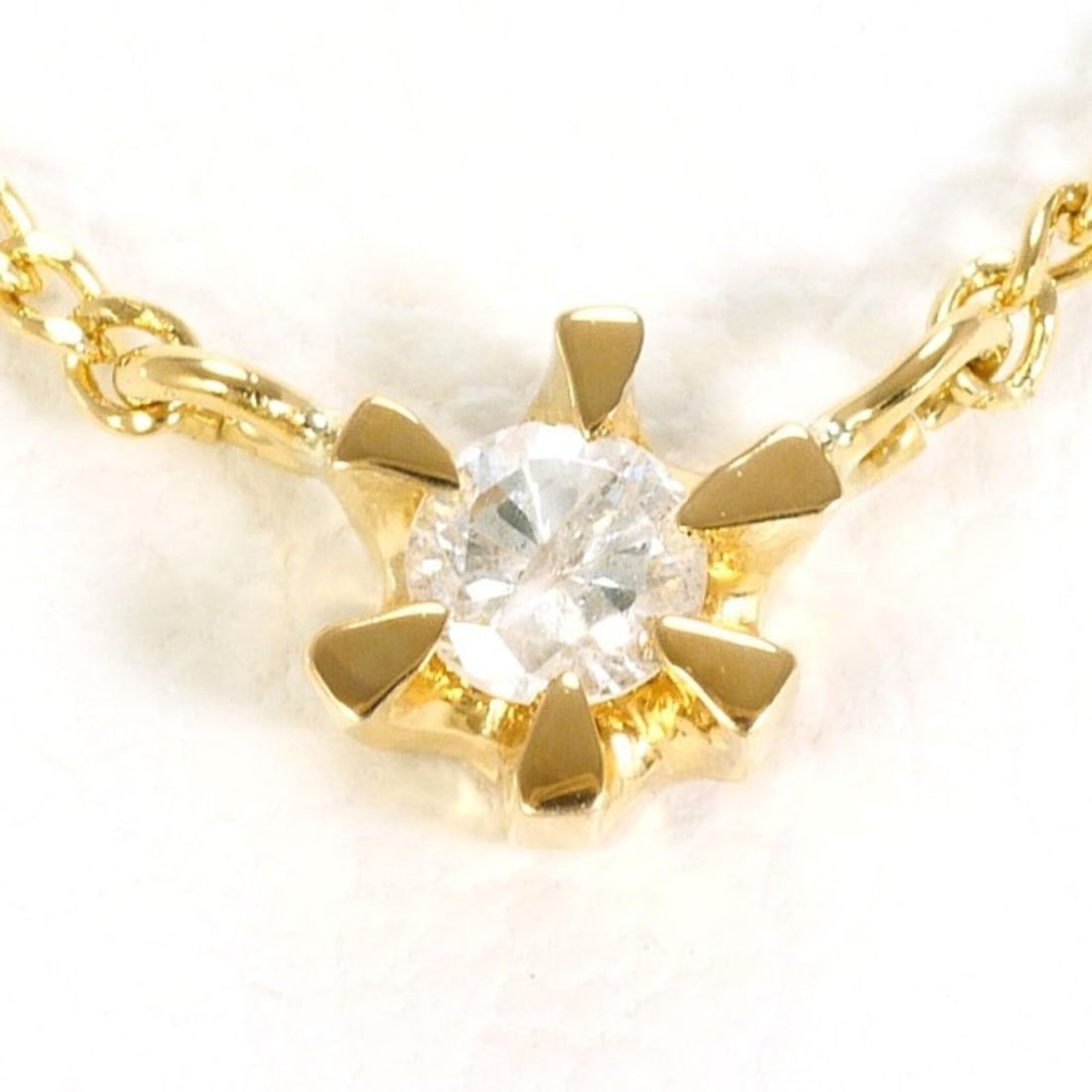 18K (18-karat) Yellow Gold Necklace with 0.05g Diamond, Total Weight Approx. 1.3g, 40cm, Jewelry: --- Catalog ---Category: SizeWeight: 1.3g / 0.04oz.Pendant Size: 4mm x 4mm / 0.15'' x 0.15''Neck Circumference: 40 cm / 15.74''Category: DesignColor: Yellow goldMetal: GoldStone: DiamondGender: