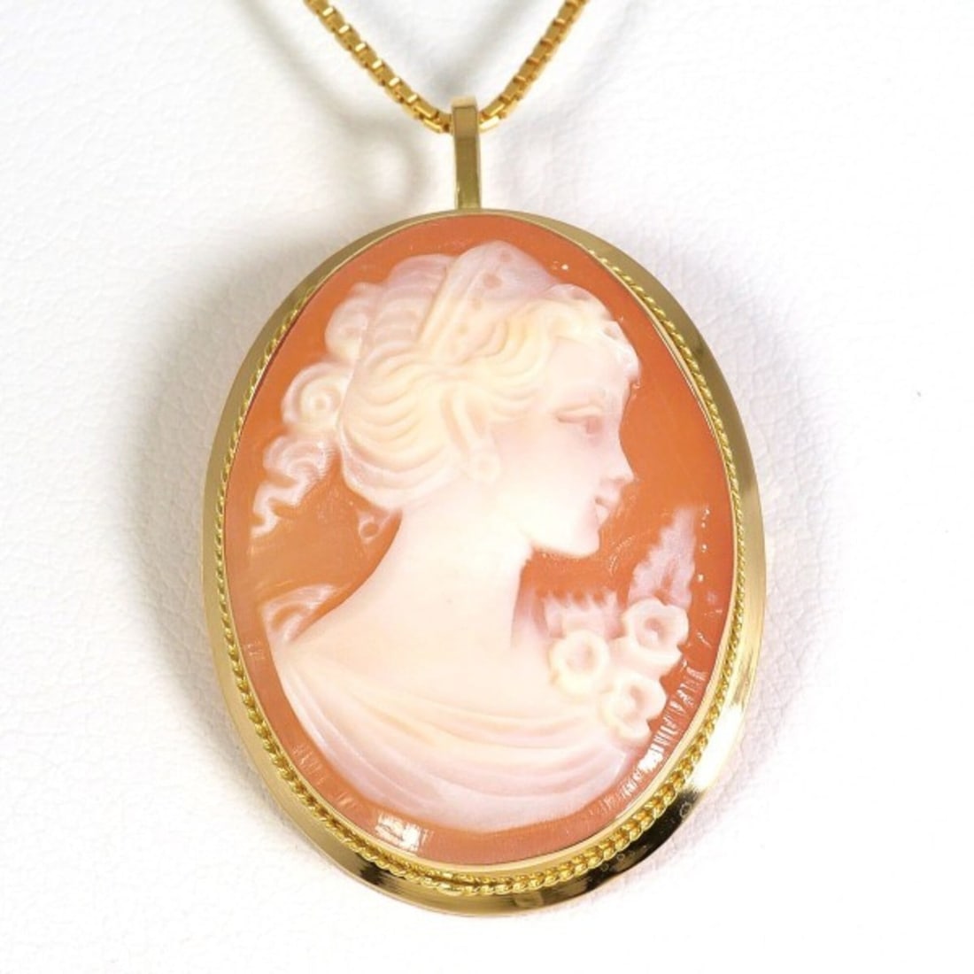 18K (18-karat) Yellow Gold Necklace Brooch with Shell Cameo, Total Weight Approx. 5.8g, 40cm,: --- Catalog ---Category: SizeWeight: 5.8g / 0.2oz.Pendant Size: 32mm x 22mm / 1.25'' x 0.86''Neck Circumference: 40 cm / 15.74''Category: DesignColor: Yellow goldMetal: GoldStone: ShellGender: