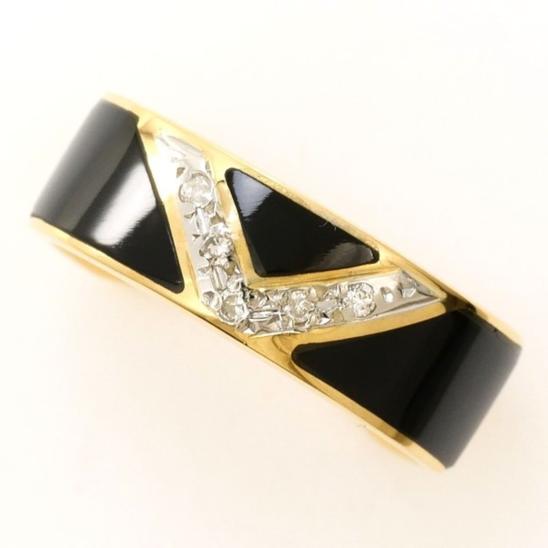 PT900 Platinum 18K Yellow Gold Ring with Onyx and 0.03 Carat Diamond. Total Weight: Approx. 3.2g.: --- Catalog ---Category: SizeWidth: 6mm / 0.24''Weight: 3.2g / 0.11oz.JP Size: 7US Size: 4Category: DesignType: Band ringColor: Platinum, Yellow goldMetal: Gold, PlatinumStone: Diamond, OnyxGender: Wo