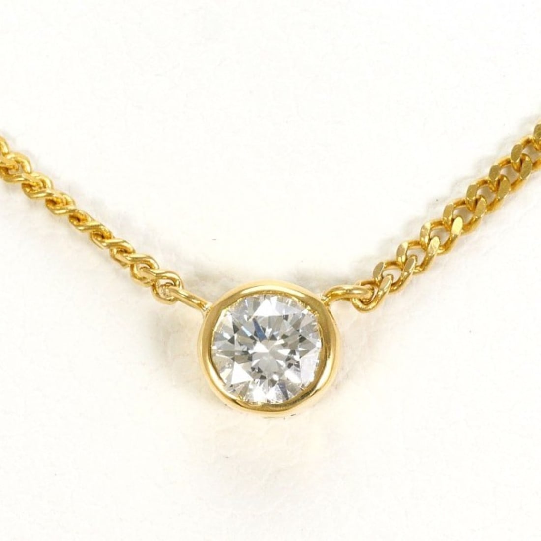 18K (18-karat) Yellow Gold Necklace with 0.20ct Diamond, Certificate of Authenticity, Total Weight: --- Catalog ---Category: SizeWeight: 2.5g / 0.08oz.Pendant Size: 5mm x 5mm / 0.19'' x 0.19''Neck Circumference: 41 cm / 16.14''Category: DesignColor: Yellow goldMetal: GoldStone: DiamondGender: WomenM