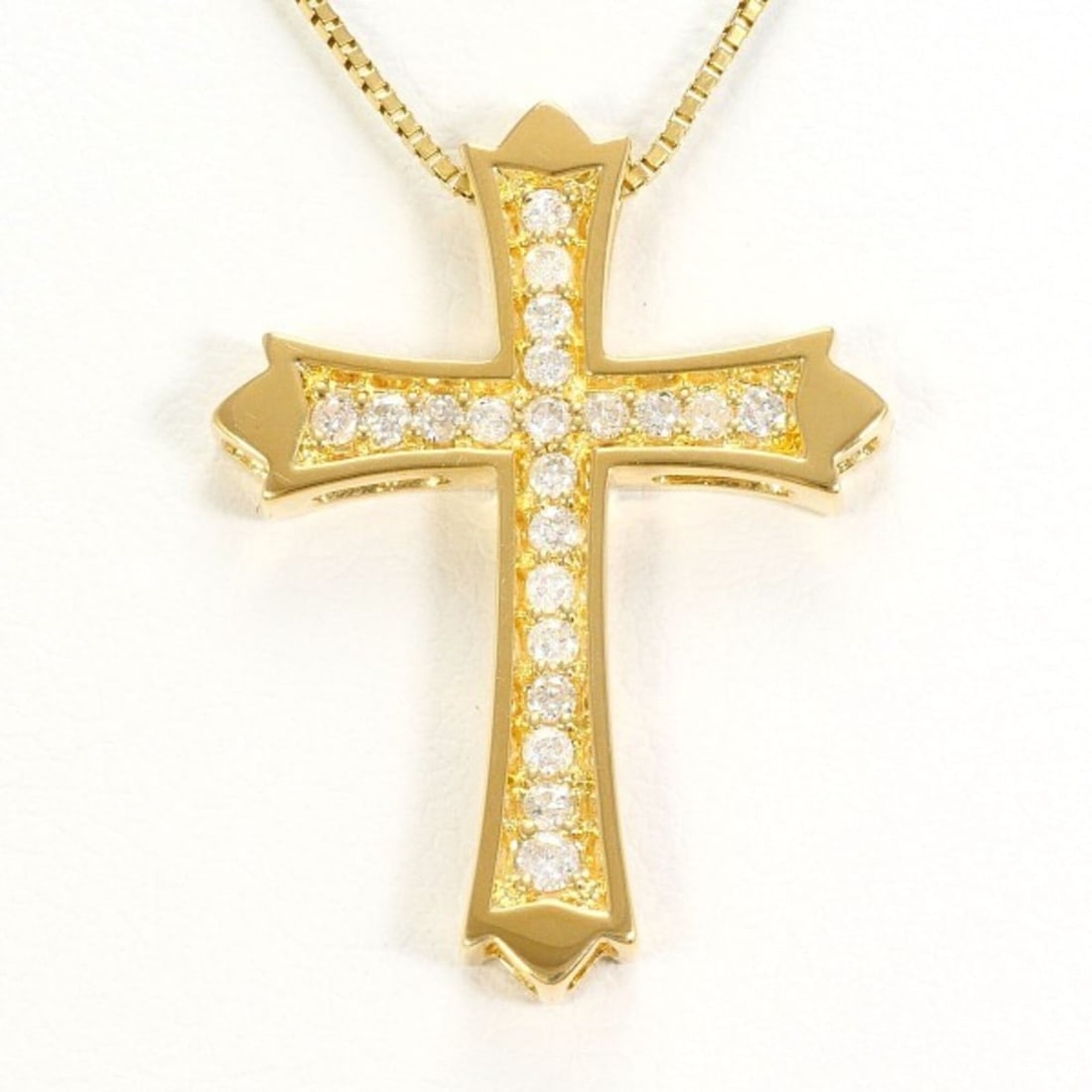 18K (18-karat) Yellow Gold Necklace with 0.20ct Diamond, Total Weight Approx. 4.6g, 42cm, Jewelry: --- Catalog ---Category: SizeWeight: 4.6g / 0.16oz.Pendant Size: 26mm x 20mm / 1.02'' x 0.78''Neck Circumference: 42 cm / 16.53''Category: DesignColor: Yellow goldMetal: GoldStone: DiamondGender: Wome