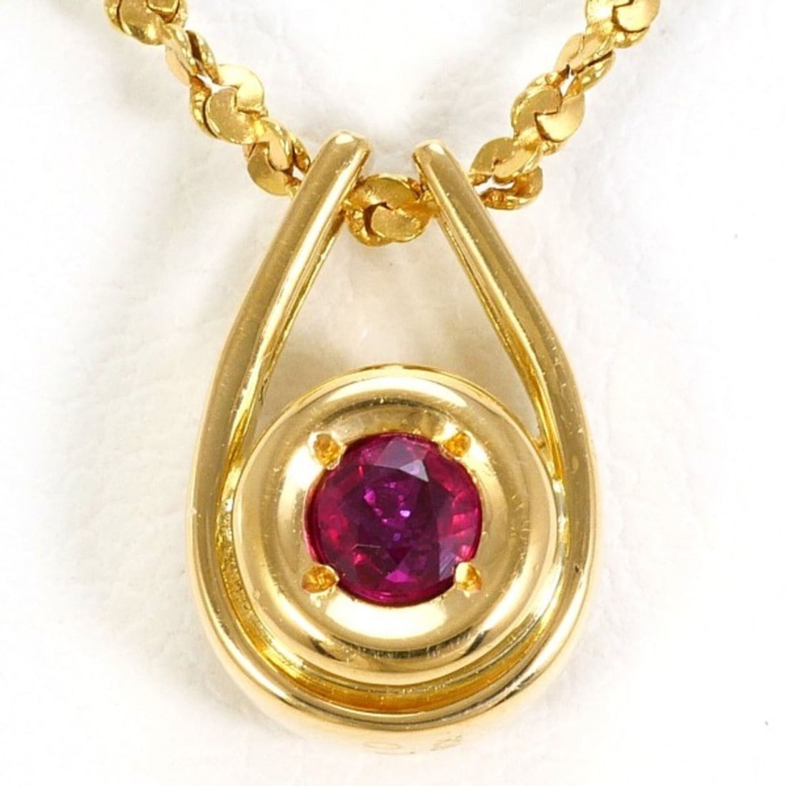 18K (18-karat) Yellow Gold Necklace with Ruby and Diamond (0.1 carat), Total Weight Approx. 3.6g,: --- Catalog ---Category: SizeWeight: 3.6g / 0.12oz.Pendant Size: 10mm x 7mm / 0.39'' x 0.27''Neck Circumference: 40 cm / 15.74''Category: DesignColor: Yellow goldMetal: GoldStone: Diamond, RubyGender: