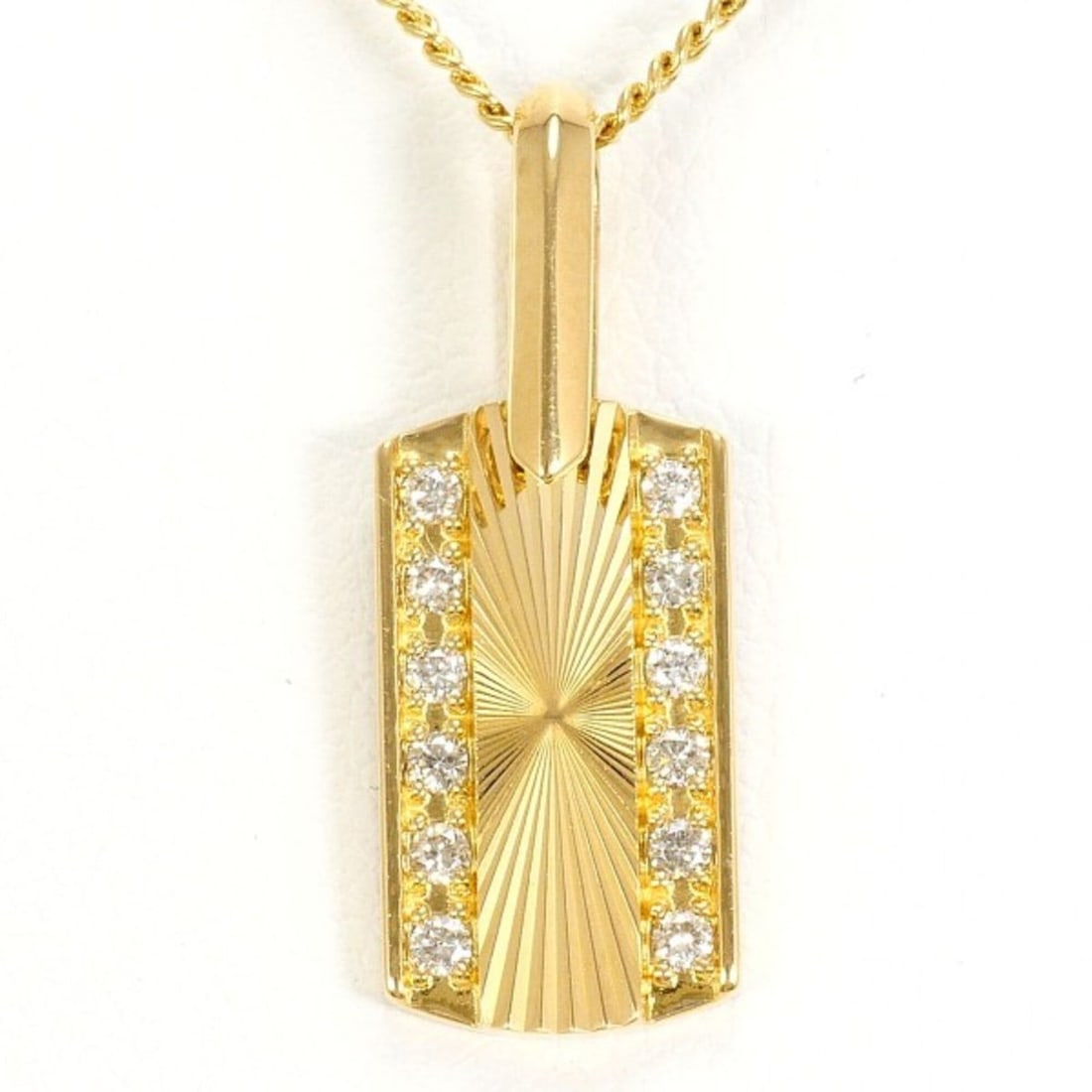 18K (18-karat) Yellow Gold Necklace with 0.12ct Diamond, Total Weight Approx. 4.0g, 40cm, Jewelry: --- Catalog ---Category: SizeWeight: 4g / 0.14oz.Pendant Size: 20mm x 7mm / 0.78'' x 0.27''Neck Circumference: 40 cm / 15.74''Category: DesignColor: Yellow goldMetal: GoldStone: DiamondGender: WomenMa
