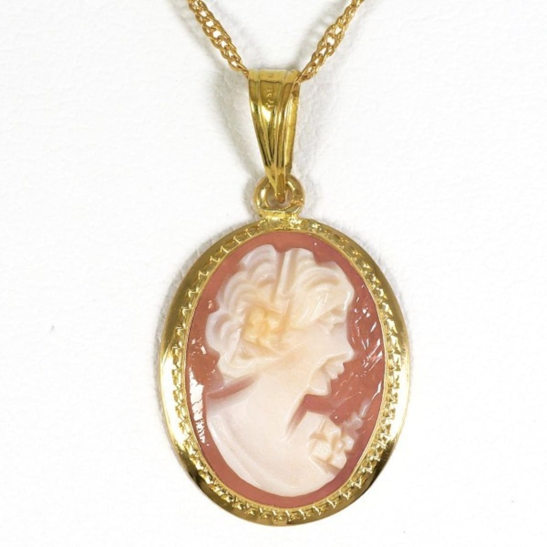 18K (18-karat) Yellow Gold Necklace with Shell Cameo, Total Weight Approx. 2.0g, 46cm, Jewelry: --- Catalog ---Category: SizeWeight: 2g / 0.07oz.Pendant Size: 23mm x 12mm / 0.9'' x 0.47''Neck Circumference: 46 cm / 18.11''Category: DesignColor: Yellow goldMetal: GoldStone: ShellGender: WomenMate