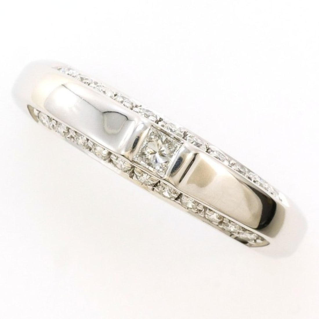 18K (18-karat white gold) ring with a 0.30ct diamond. Total weight approximately 3.6g. Jewelry.: --- Catalog ---Category: SizeWeight: 3.6g / 0.12oz.JP Size: 14US Size: 7Category: DesignType: Band ringColor: White goldMetal: White GoldStone: DiamondGender: WomenMaterial: White gold (18K)Metal Puri