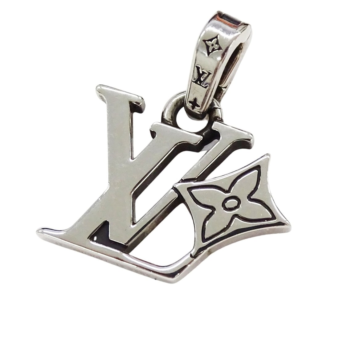 Louis Vuitton LOUIS VUITTON Charm Men's Brand Pendant Top LV Flower Silver M03091 LE2285 Accessory: --- Catalog ---Category: SizePendant Size: 25mm x 20.8mm / 0.98'' x 0.81''Category: DesignColor: SilverGender: MenPendant Type: PendantNecklace Type: PendantCategory: GeneralMPN: M03091Brand: Louis Vu