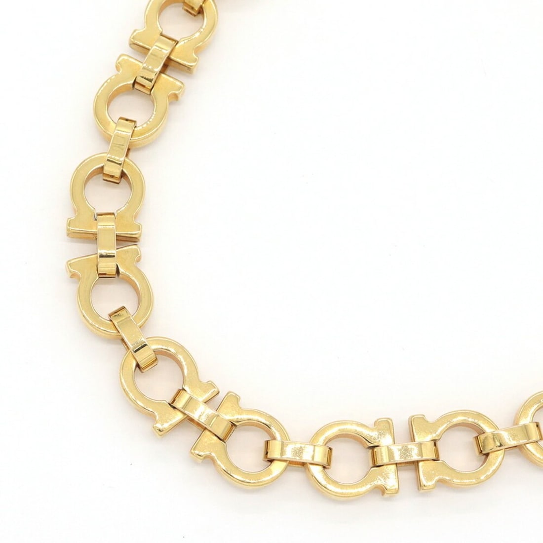 Salvatore Ferragamo Ferragamo necklace, Gancini design, gold metal chain choker, women's, Salvatore: --- Catalog ---Category: SizeNeck Circumference: 41.5 cm / 16.33''Category: DesignColor: GoldGender: WomenMaterial: MetalNecklace Type: NecklaceCategory: GeneralLine: GanciniBrand: Salvatore