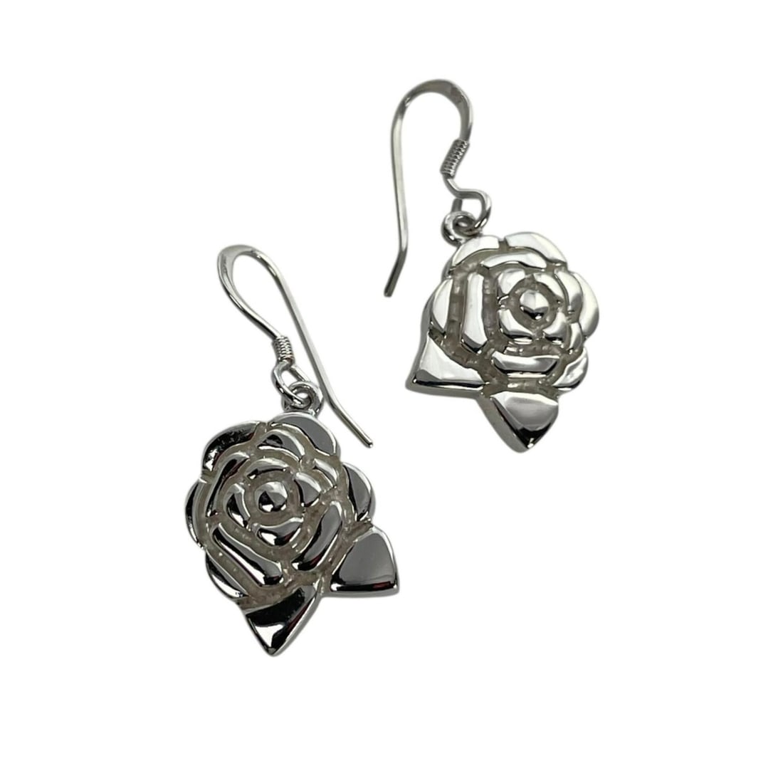 CHANEL earrings, sterling silver (925), for women.: --- Catalog ---Category: SizeSize (HxWxD): 15.00mm x 10.00mm / 0.59'' x 0.39''Category: DesignType: Drop earringsColor: SilverGender: WomenMaterial: Silver 925Category: GeneralBrand: Chanel--- Item Li