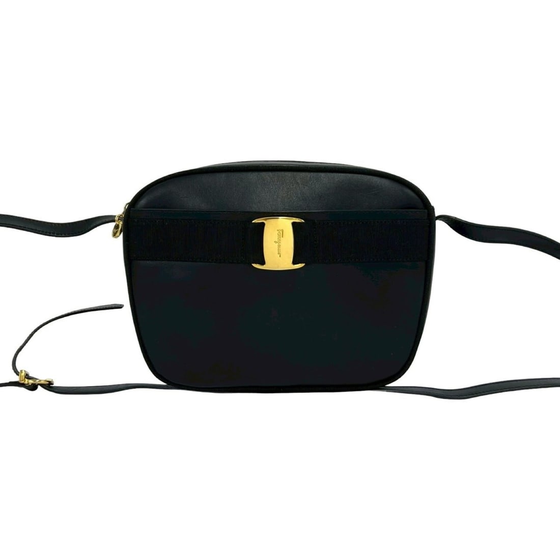 Salvatore Ferragamo Vara Ribbon Leather Shoulder Bag/Pouch, Black, 33937: --- Catalog ---Category: SizeSize (HxWxD): 18.5cm x 24cm x 7.5cm / 7.28'' x 9.44'' x 2.95''Category: DesignType: Pochette, Shoulder bagColor: BlackGender: WomenMaterial: Leather Category: GeneralBrand