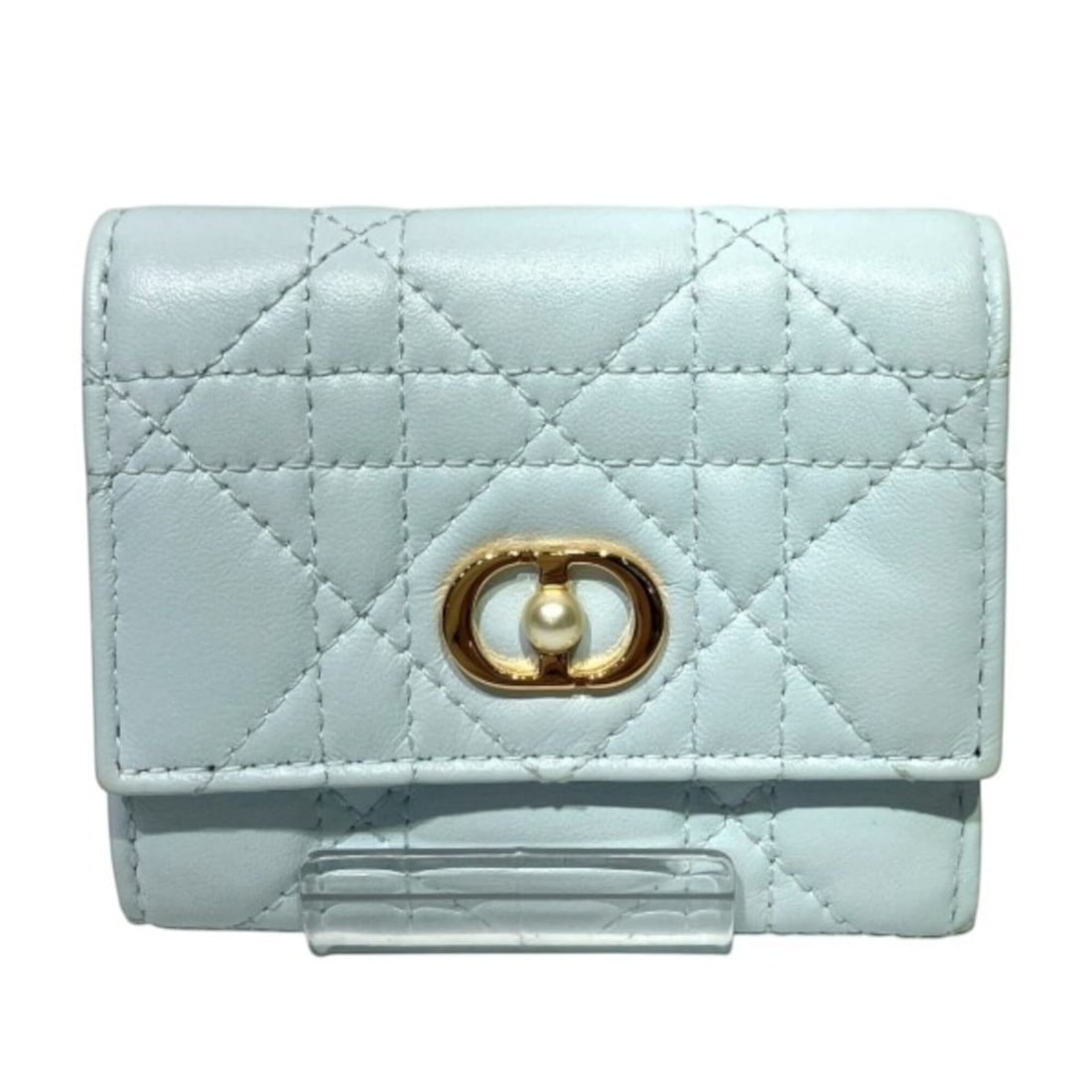Christian Dior Dior trifold wallet, lambskin: --- Catalog ---Category: SizeSize (HxWxD): 8.5cm x 10cm x 3cm / 3.34'' x 3.93'' x 1.18''Category: DesignType: Wallet (tri-fold)Color: BlueGender: Men,WomenMaterial: Leather Category: GeneralBrand: Chr