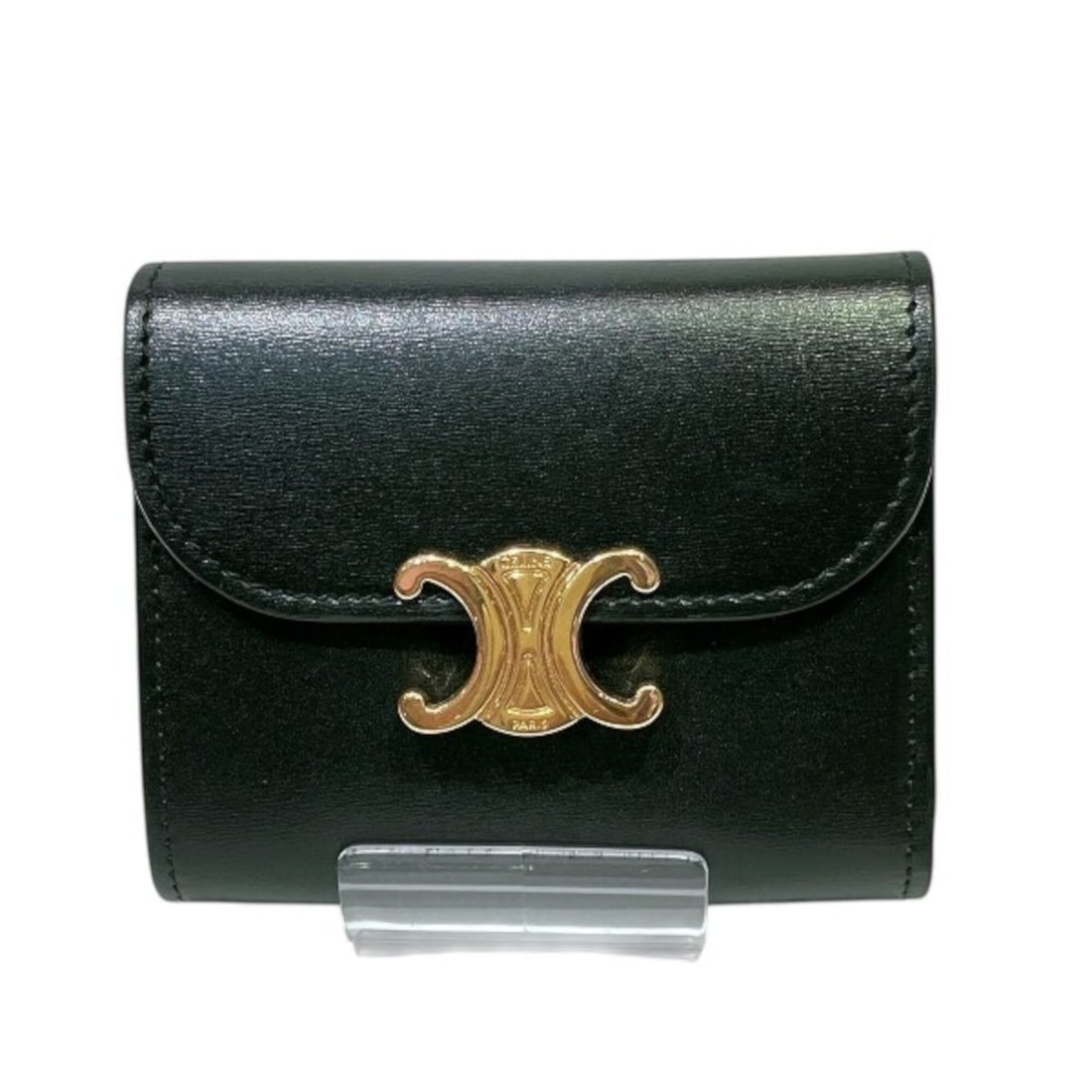 Celine Small Flap Wallet Tri-fold Triomphe Calfskin 10D783DPV: --- Catalog ---Category: SizeSize (HxWxD): 8.5cm x 10.5cm x 3.5cm / 3.34'' x 4.13'' x 1.37''Category: DesignType: Wallet (tri-fold)Color: BlackGender: Men,WomenMaterial: Leather Category: GeneralBrand