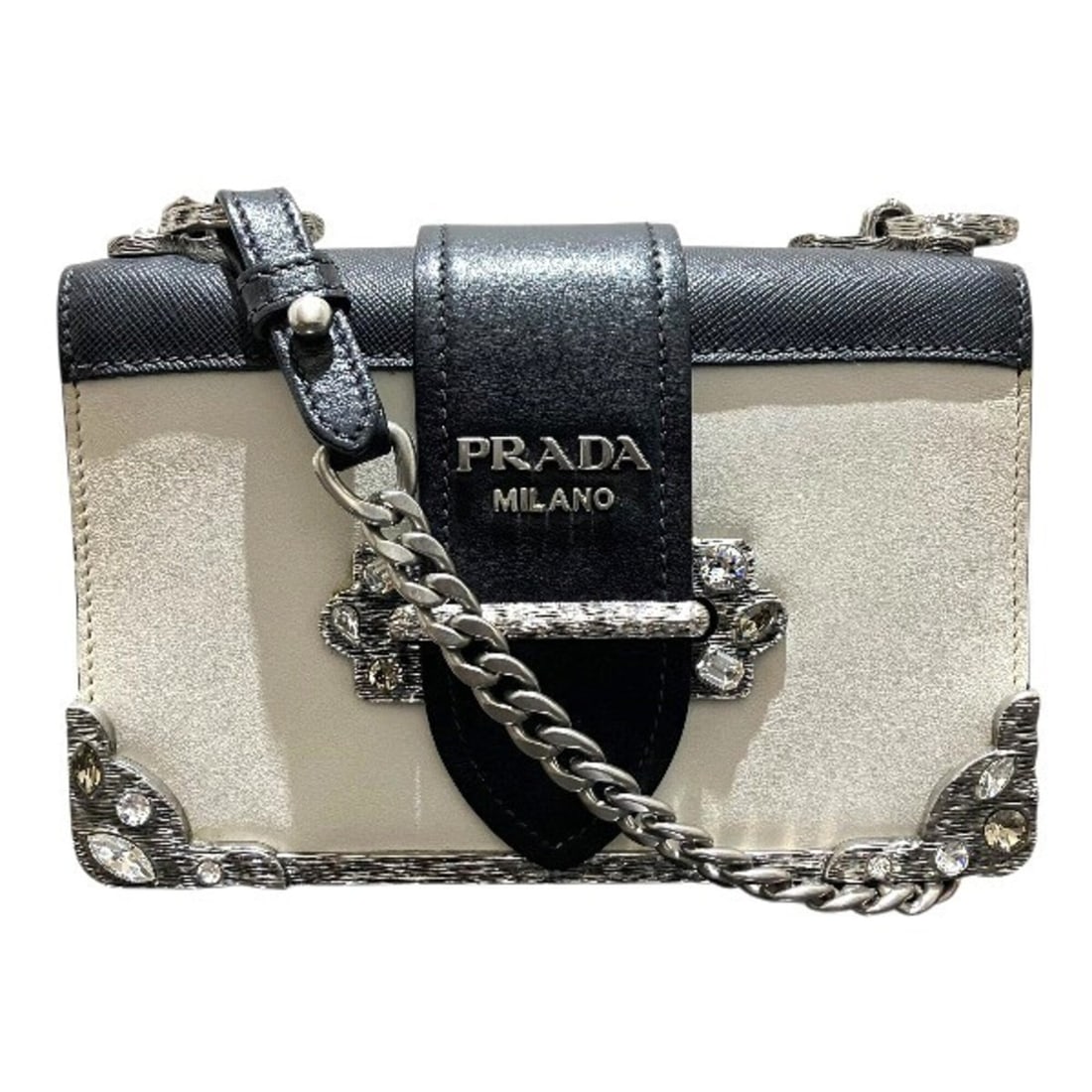 Prada PRADA Cahier 1BD045 Handbag Shoulder Bag for Women: --- Catalog ---Category: SizeSize (HxWxD): 12cm x 18cm x 5cm / 4.72'' x 7.08'' x 1.96''Strap Length: 108cm / 42.51''Category: DesignType: Handbag, Shoulder bagColor: Black, WhiteGender: