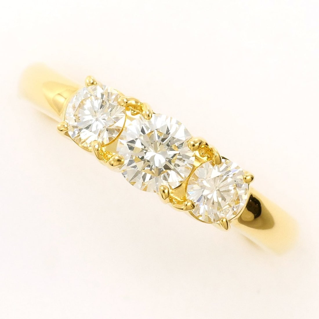 18K (18-karat) Yellow Gold Ring with 0.35ct and 0.40ct Diamonds, Certificate of Authenticity, Total: --- Catalog ---Category: SizeWidth: 5mm / 0.2''Weight: 3.9g / 0.13oz.JP Size: 10.5US Size: 5.5Category: DesignType: Band ringColor: Yellow goldMetal: GoldStone: DiamondGender: WomenMaterial: Yellow go