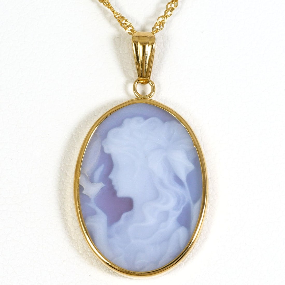 18K Yellow Gold Necklace with Stone Cameo, Approx. 42cm, Total Weight 3.3g, Jewelry: --- Catalog ---Category: SizeWeight: 3.3g / 0.11oz.Pendant Size: 28mm x 15mm / 1.1'' x 0.59''Neck Circumference: 42 cm / 16.53''Category: DesignColor: Yellow goldMetal: GoldGender: WomenMaterial: Yell