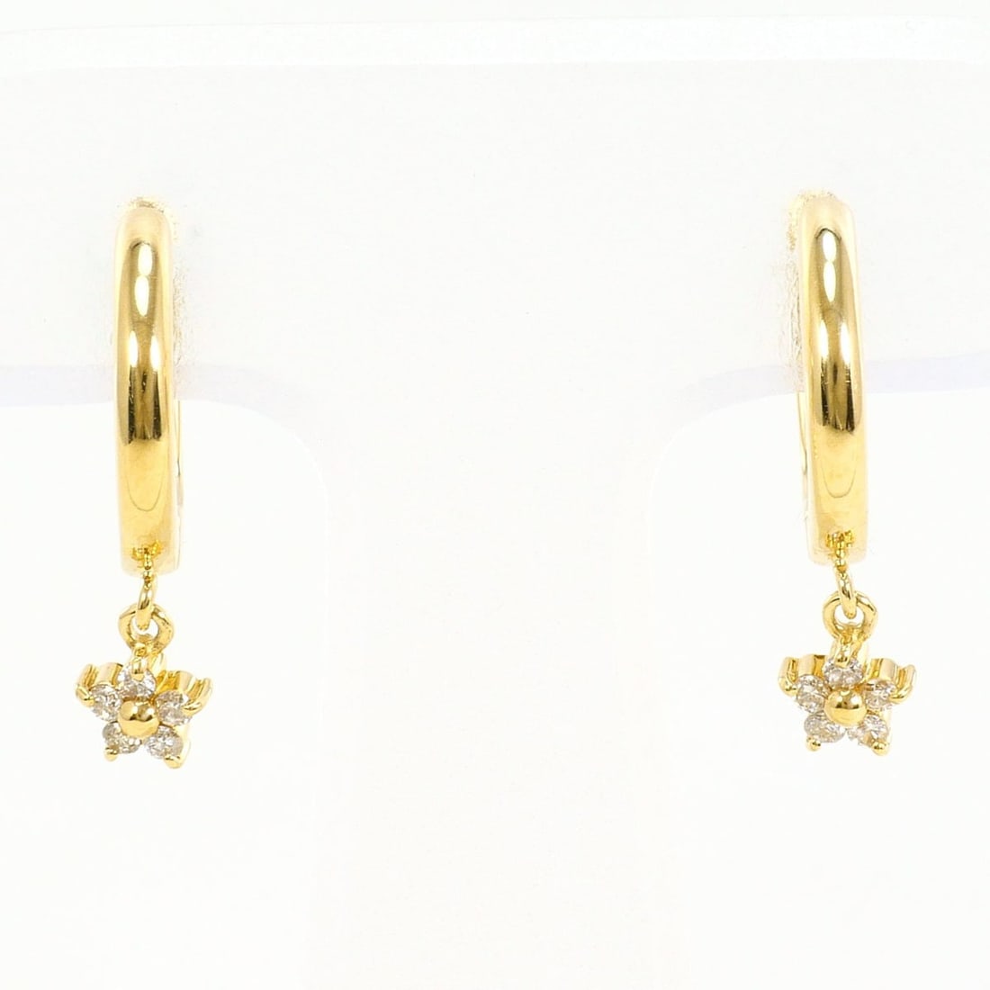 18K (18-karat) Yellow Gold Earrings with 0.05 ct Diamonds, Total Weight 2.3g, Jewelry: --- Catalog ---Category: SizeWeight: 2.3g / 0.08oz.Category: DesignType: Clip earringsColor: Yellow goldMetal: GoldStone: DiamondGender: WomenMaterial: Yellow gold (18K)Metal Purity: 18KWeight (ct.): 