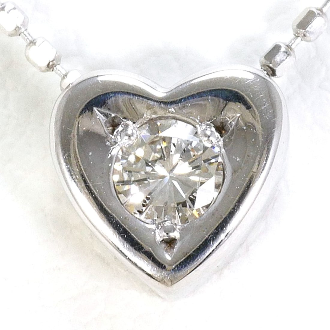 18K (18-karat white gold) necklace with a 0.08 ct diamond, total weight 1.8g, 40cm length. Jewelry.: --- Catalog ---Category: SizeWeight: 1.8g / 0.06oz.Pendant Size: 6mm x 6mm / 0.23'' x 0.23''Neck Circumference: 40 cm / 15.74''Category: DesignColor: White goldMetal: White GoldStone: DiamondGender: W