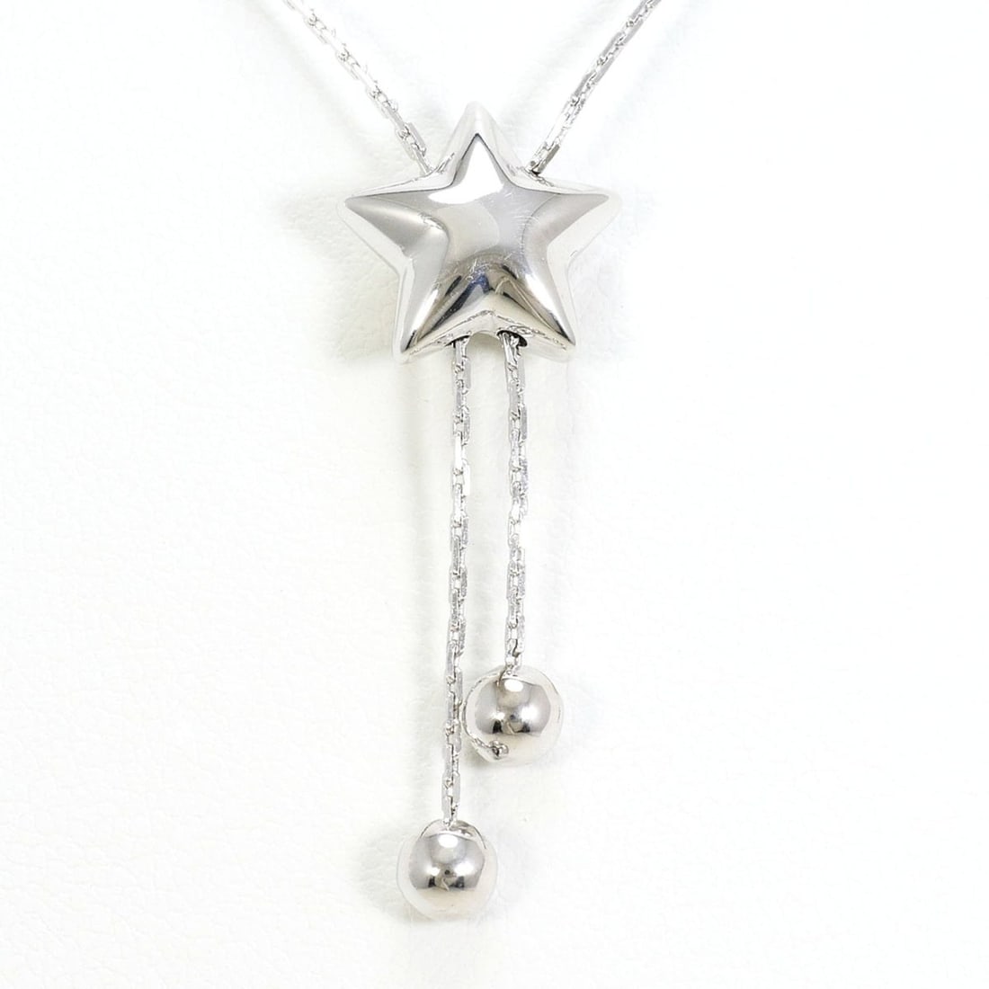 18K (18-karat white gold) necklace, total weight 5.0g, 68cm length, jewelry.: --- Catalog ---Category: SizeWeight: 5g / 0.17oz.Pendant Size: 11mm x 11mm / 0.43'' x 0.43''Neck Circumference: 68 cm / 26.77''Category: DesignColor: White goldMetal: White GoldGender: WomenMaterial: 